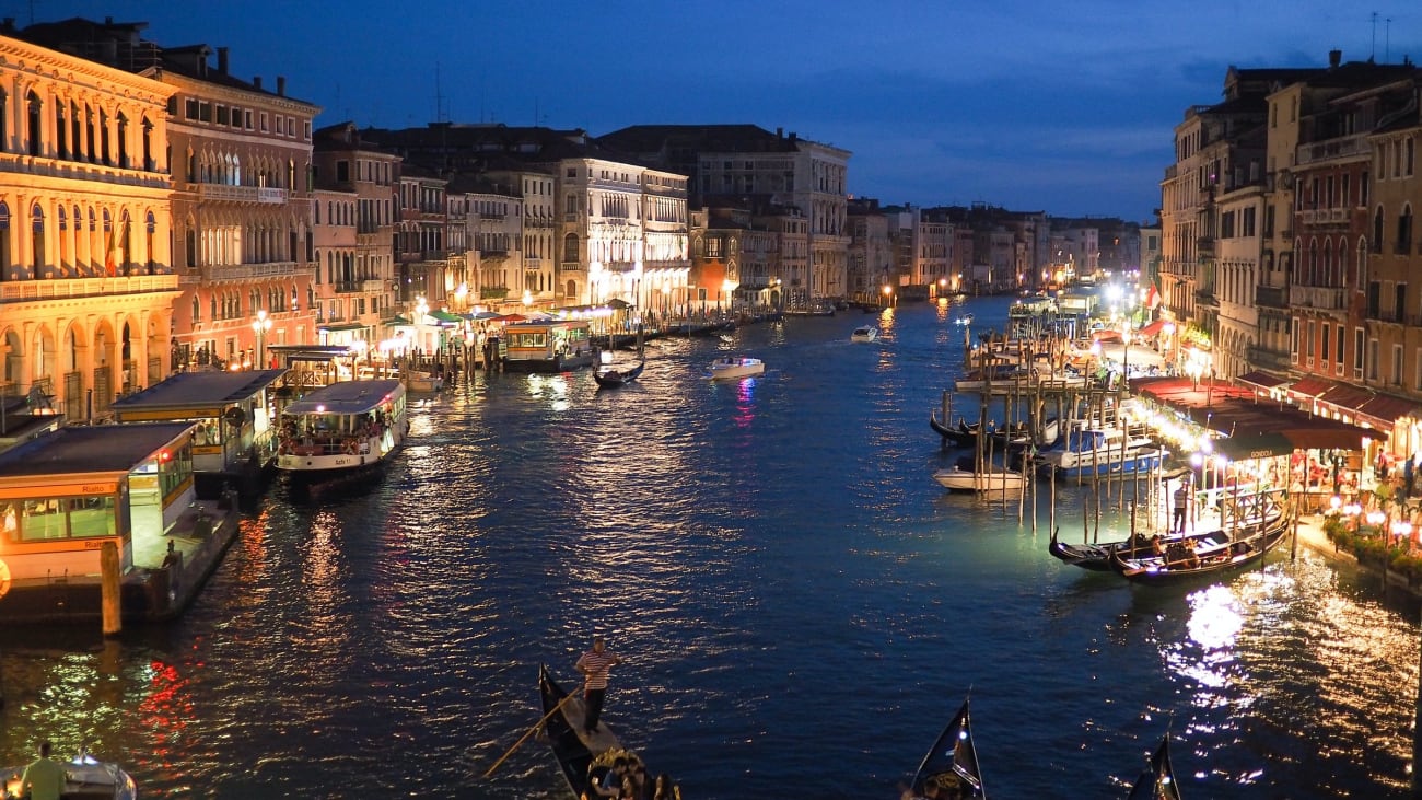 Escort a Venezia: Guida alle Accompagnatrici nella Città Lagunare - Articolo correlato